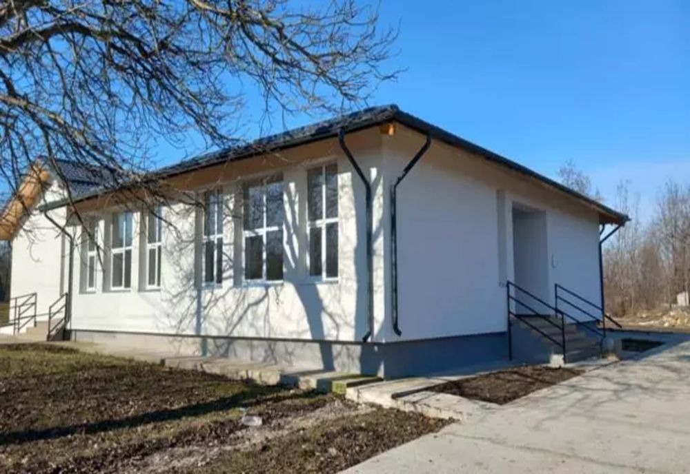 O școală a fost modernizată degeaba. 180.000 de euro, irosiți într-o clădire de ultimă generație, dar fără elevi