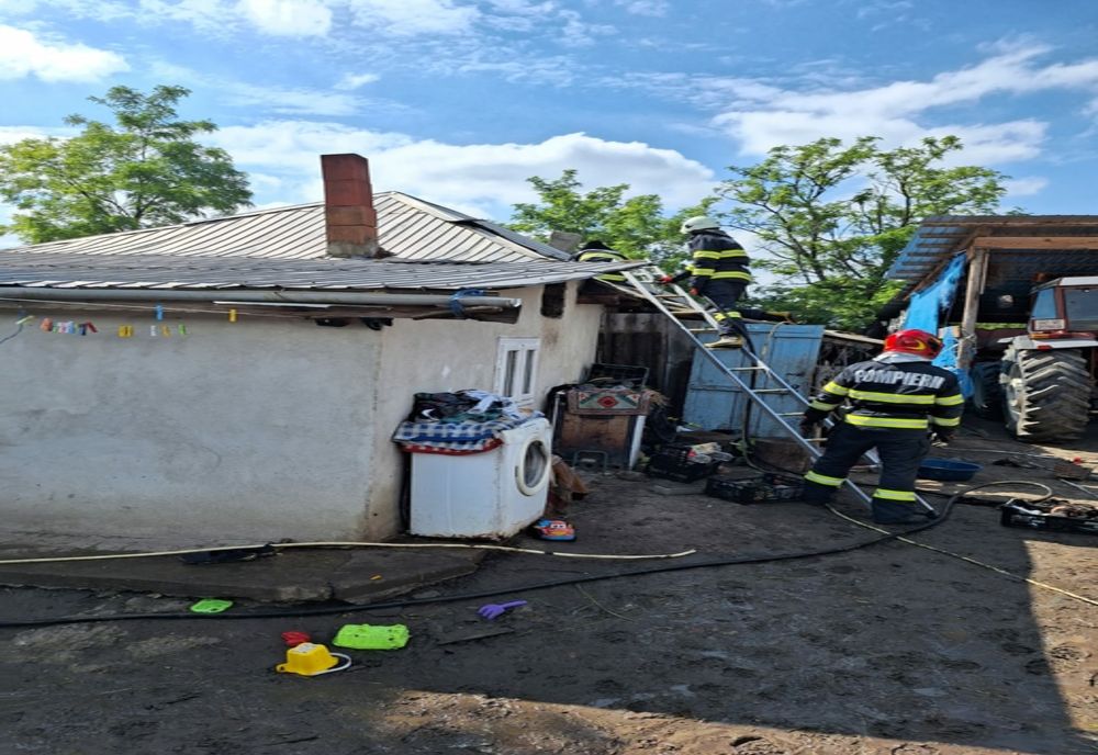 Casă, aprinsă de un scurtcircuit