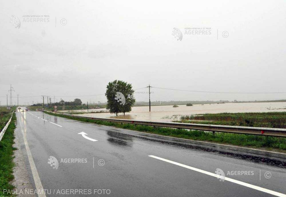 INFOTRAFIC: FURTUNĂ PE A3 TURDA - BORŞ; ACUMULĂRI MARI DE APĂ PE CAROSABIL