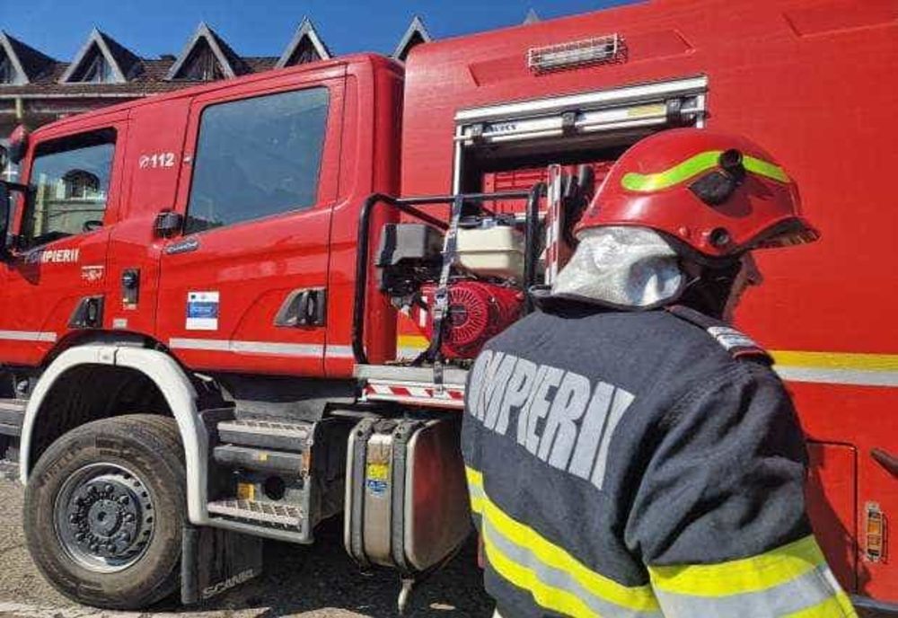 UN SUBOFIȚER ISU I-A LUAT LA BĂTAIE PE POMPIERII CARE AU VENIT SĂ STINGĂ CASA PE CARE SINGUR A INCENDIAT-O