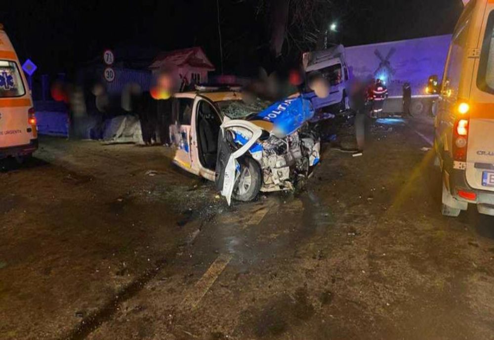 ACCIDENT ÎNTRE O MAȘINĂ DE POLIȚIE ȘI UN TIR ÎN BOTOȘANI: TREI PERSOANE RĂNITE, TRANSPORTATE LA SPITAL