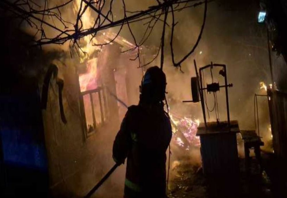 BOTOȘANI: O FEMEIE A AJUNS LA SPITAL, DUPĂ CE CASA I-A LUAT FOC