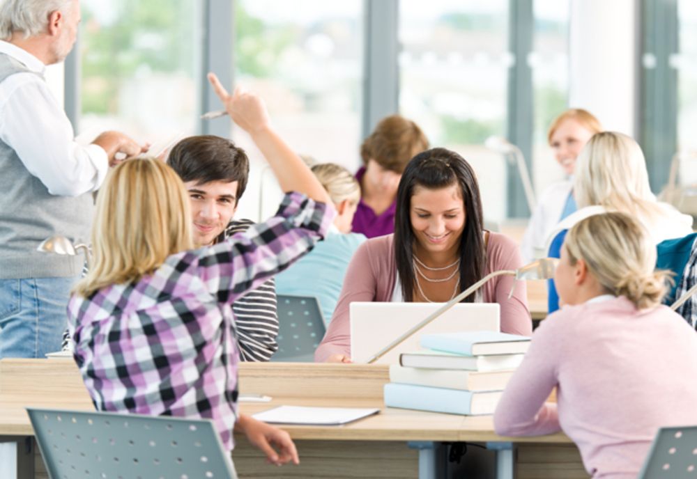 EURO 200 CONTINUĂ ȘI ÎN 2025: CÂȚI BANI VOR PRIMI ELEVII ȘI STUDENȚII CARE AU NEVOIE DE CALCULATOR