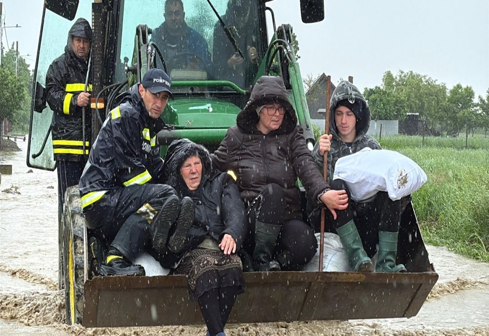 EVACUARE DRAMATICĂ ÎN BOTOȘANI: LOCALNICI SALVAȚI CU BULDOZERE DIN CALEA APELOR
