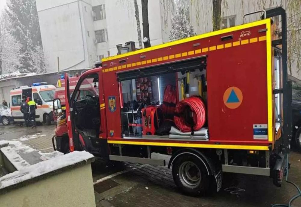 Incendiu puternic, în ajun de Crăciun, într-un bloc din Botoșani