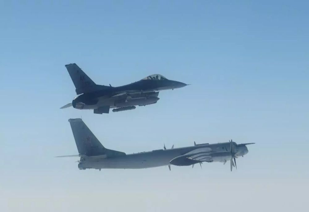 Cinci avioane ruseşti, escortate de aviaţia americană şi canadiană 