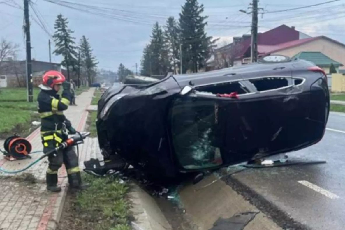 Mașină răsturnată în Botoșani: două femei, rănite în urma unui accident violent