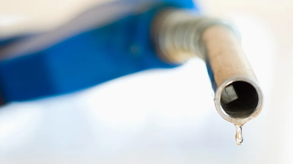 De ce se scumpesc carburanții în România când petrolul se ieftinește. Măsura care poate lovi șoferii