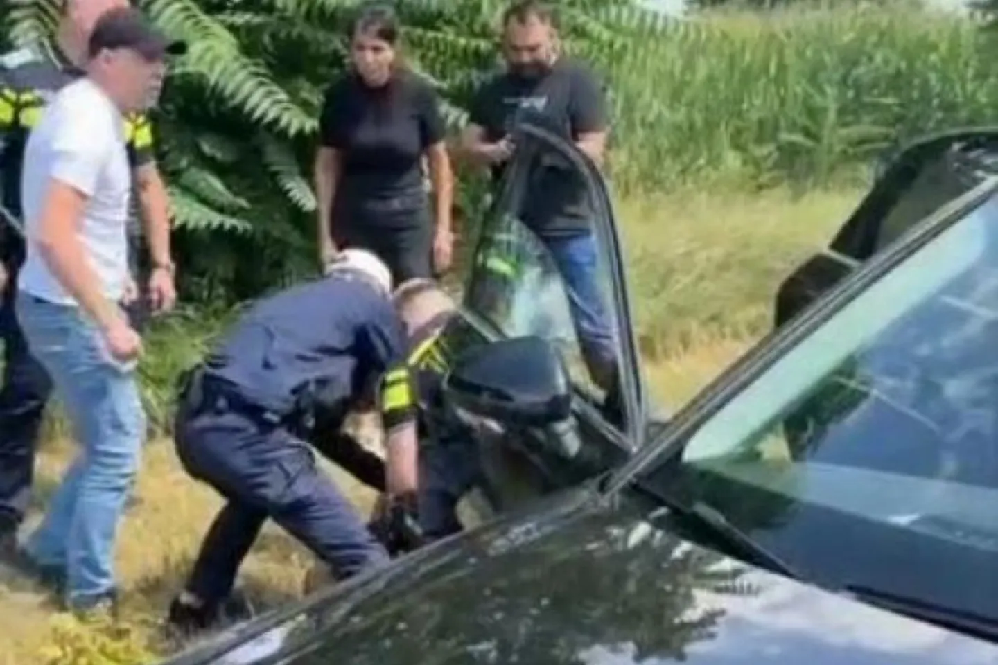  Urmărit național și internațional, capturat după o intervenție în trafic la Botoșani. Bărbatul condamnat pentru furt calificat a fost încătușat