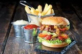 Amenzi de peste 84.000 de lei și suspendarea activității pentru producătorii și comercianții de "fast-food"