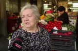 Pensionarii, cu lacrimi în ochi printre tarabe: nu mai fac față