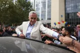 Patru susținătoare ale lui Călin Georgescu au protestat la Botoșani. Au venit cu steaguri, pancarte și o boxă