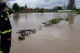Salvare dramatică în Dâmbovița! Un bărbat a fost scos cu elicopterul din viitură după ce s-a urcat pe un excavator