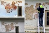 Gest șocant: un bărbat a distrus cu sapa cunoscuta frească „Moartea care râde”, aflată pe zidul unei biserici‑monument istoric din Argeș