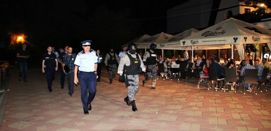 politisti descinderi in baruri (4)