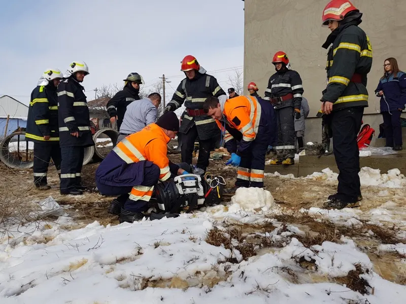lunca interventie barbat cazut in fantana (1)