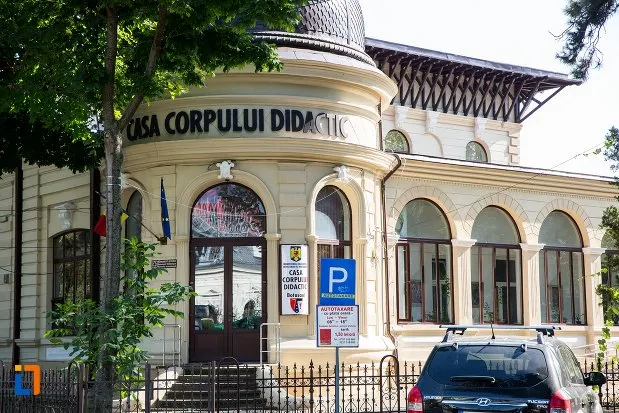 intrarea-in-liceul-carmen-sylva-azi-casa-corpului-didactic-din-botosani-judetul-botosani