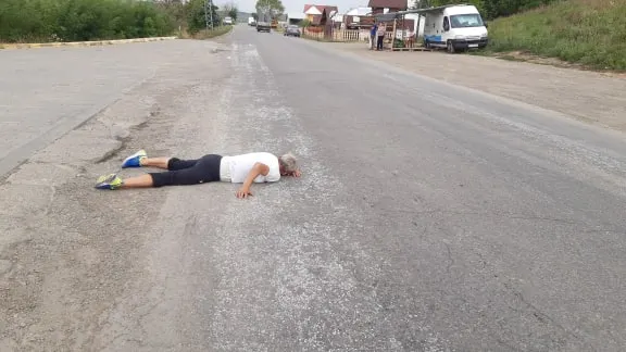 femeie pe strada smurd (5)