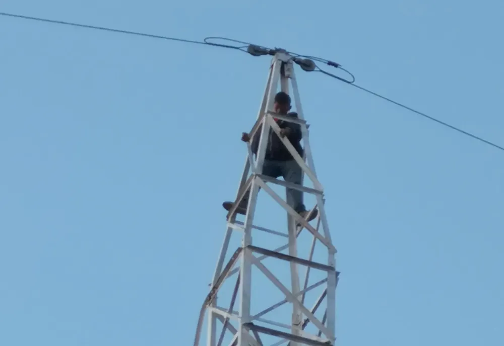 Tânăr coborât de pompieri de pe un stâlp de înaltă tensiune FOTO&VIDEO