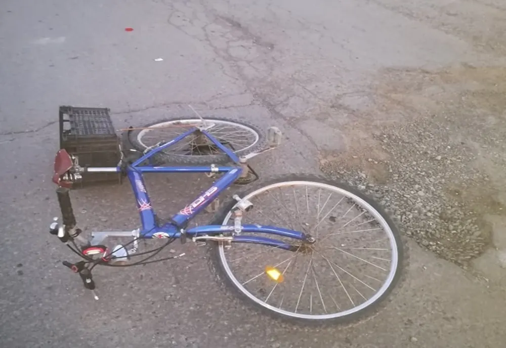 Biciclist transportat după ce a fost izbit de o autoutilitară
