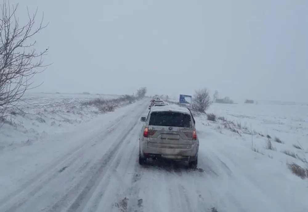 Se circulă greu pe majoritatea drumurilor din județul Botoșani