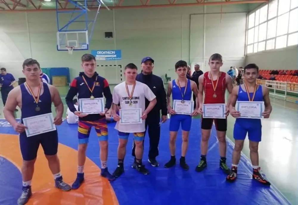 O medalie de aur și cinci de bronz la turneul final al CNȘ la lupte
