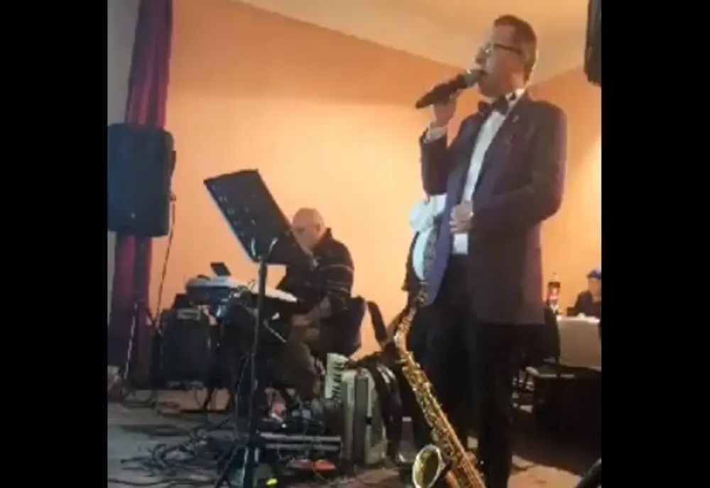 Un primar a organizat mare petrecere de 8 Martie și le-a cântat invitaților VIDEO