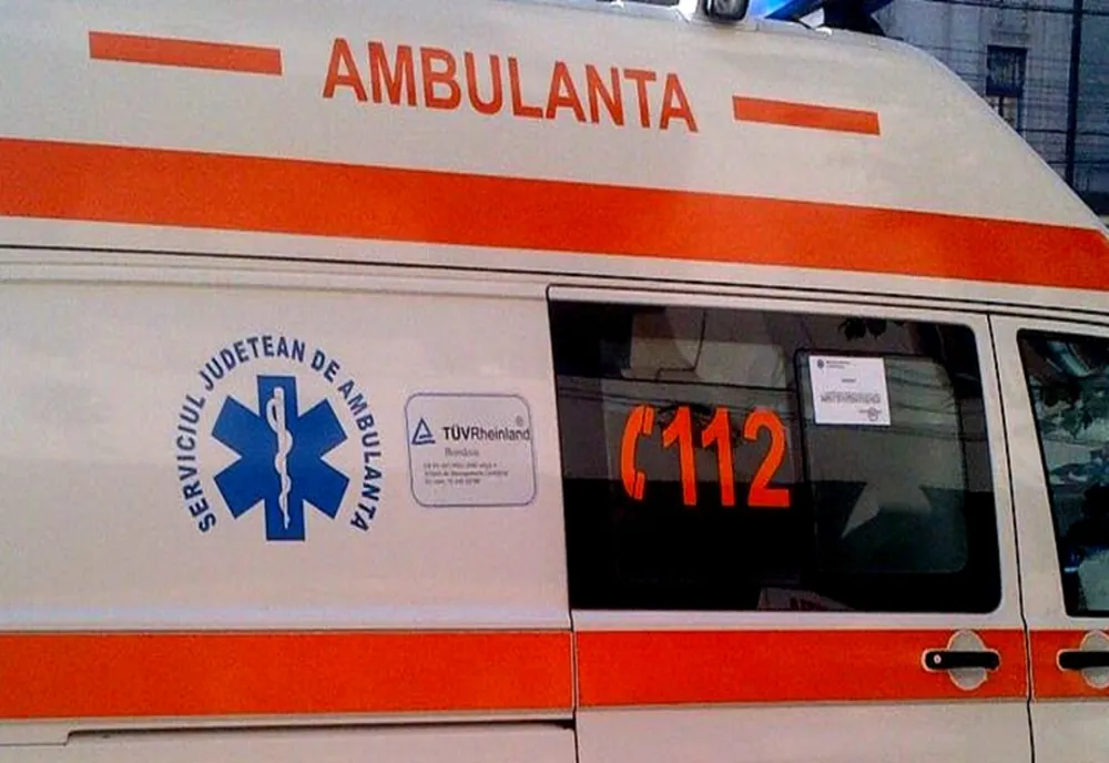 Un șofer în stare avansată de ebrietate a dărâmat gardul unei locuințe și a ajuns la spital