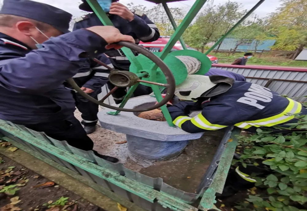 Bătrână salvată dintr-o fântână