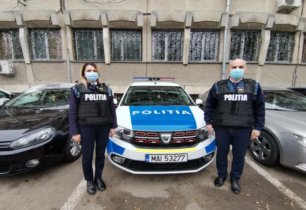 Doi polițiști din Botoșani, soț și soție, au salvat o femeie, de 53 de ani, a cărei locuință a fost cuprinsă de flăcări.