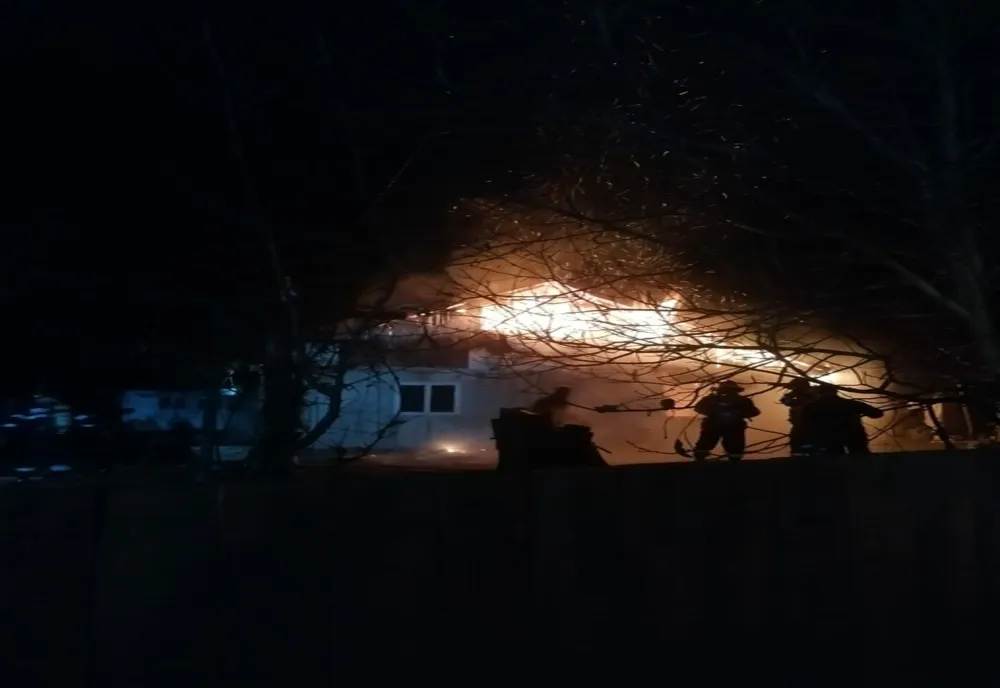 O familie cu cinci copii a rămas fără acoperiș deasupra capului! Casa le-a fost distrusă de flăcări