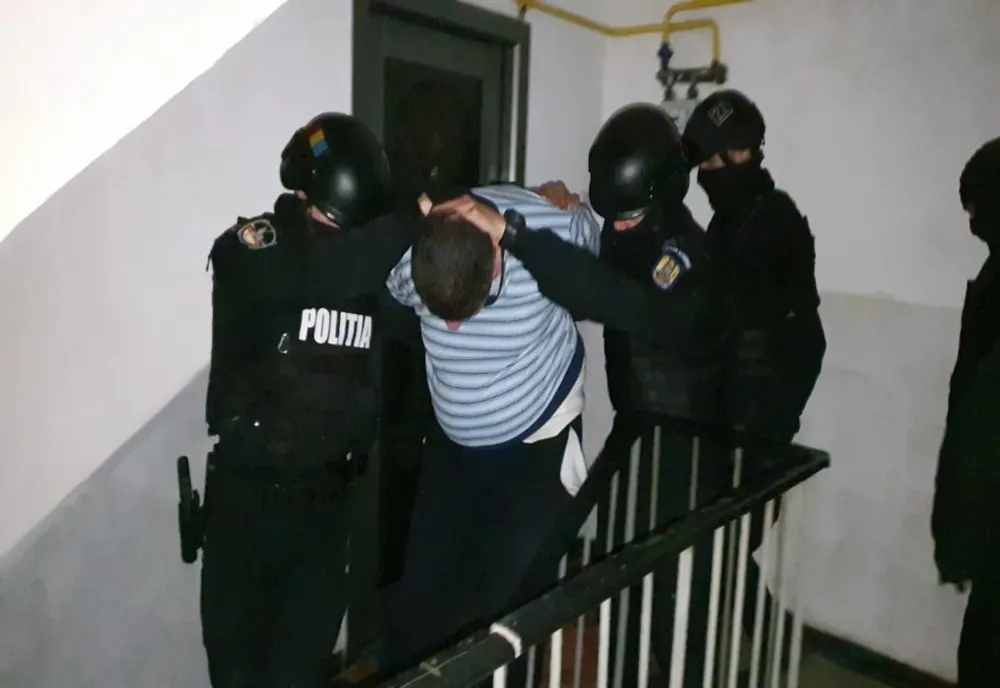 FOTO/VIDEO Intrare în forţă în locuinţa unde un bărbat îşi ţinea sechestrată soția 