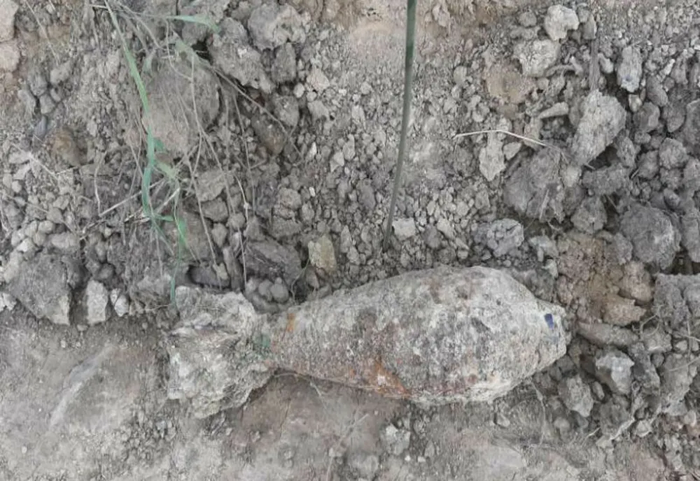 O bombă în stare de funcționare, găsită în timpul unor lucrări la un drum judeţean în Botoşani