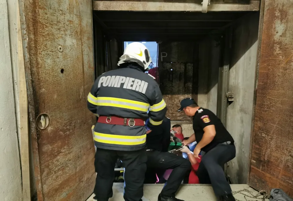 Bărbat căzut în casa unui lift