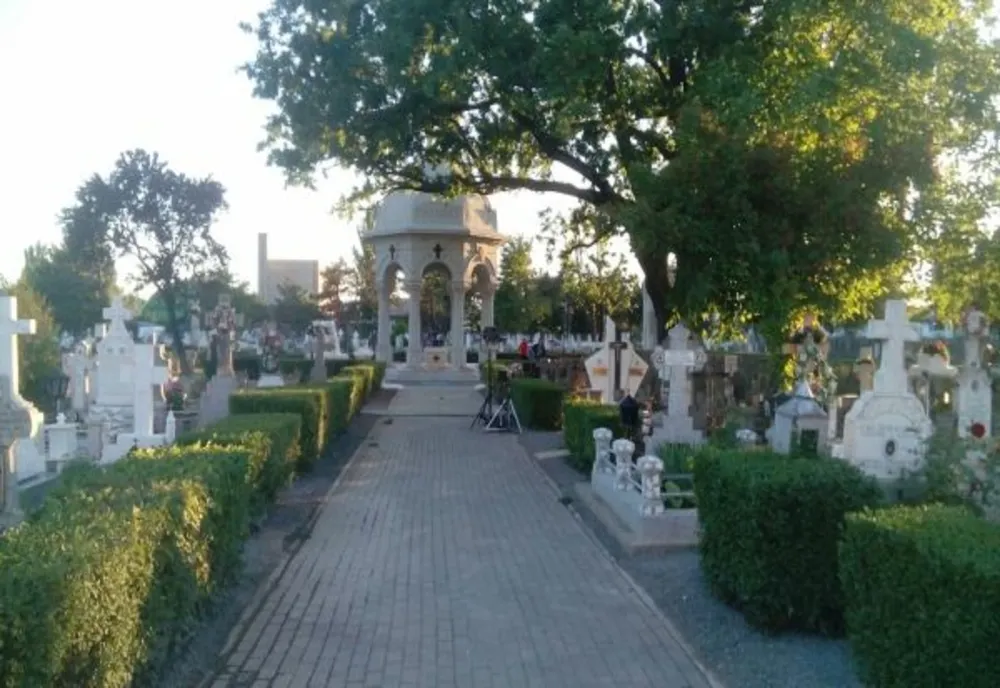Primăria Botoșani a închiriat un excavator pentru a face față valului de decese