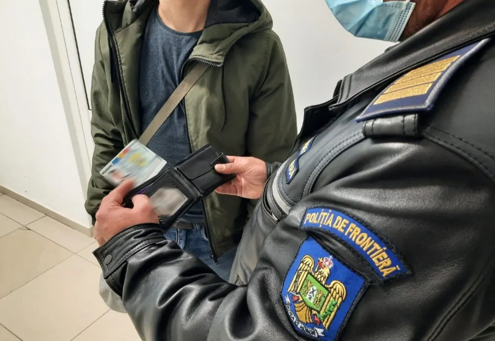 A vrut să se angajeze folosind o carte de identitate falsă