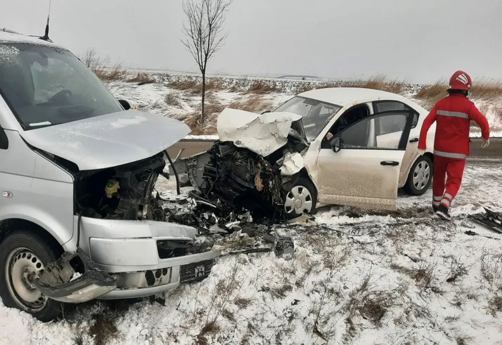 Patru persoane, printre care doi copii, au avut nevoie de îngrijiri medicale în urma unui accident rutier