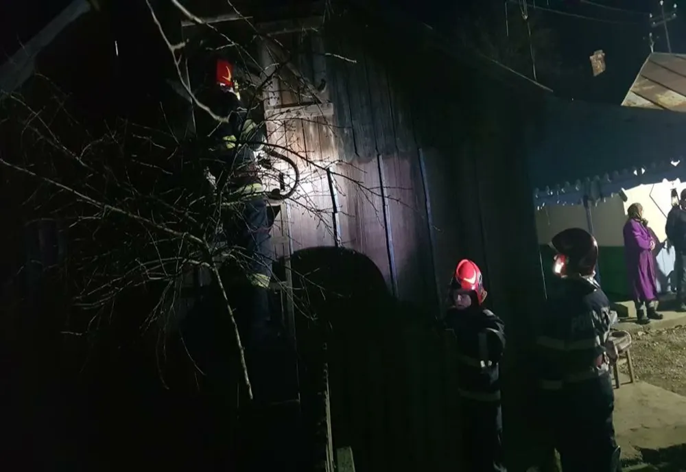 Două familii, la un pas să rămână fără case în toiul iernii