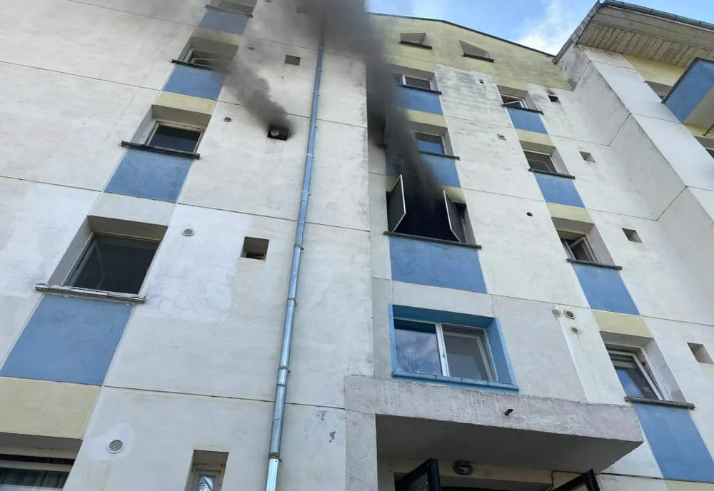 Panică într-un bloc din Botoșani: două fete au ieșit în ultimul moment din apartamentul cuprins de flăcări!