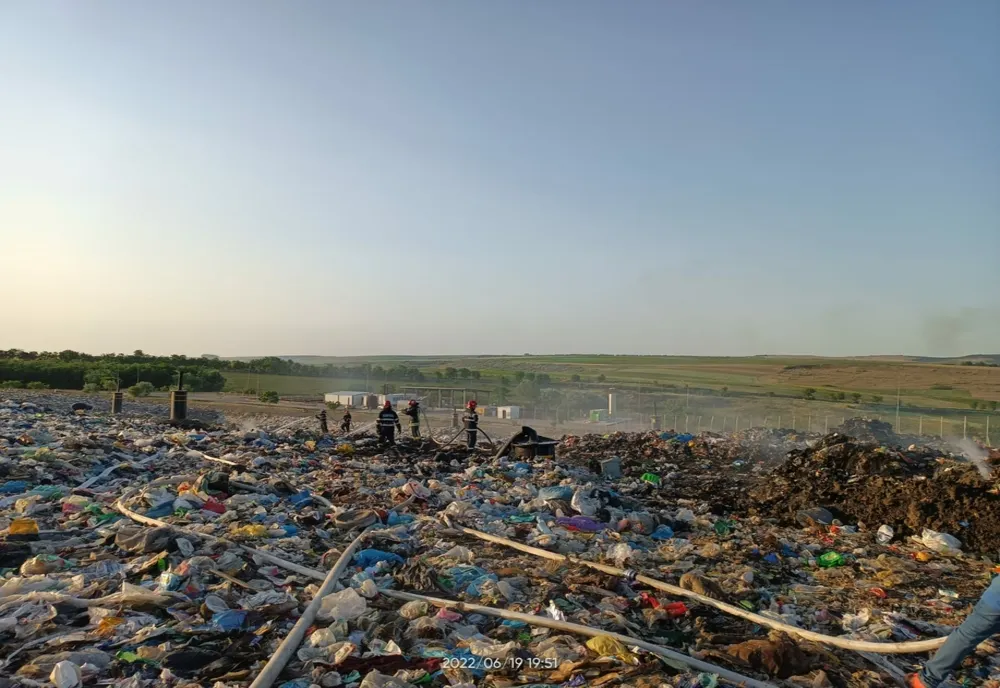 Incendiu la depozitul ecologic de deșeuri de la Stăuceni