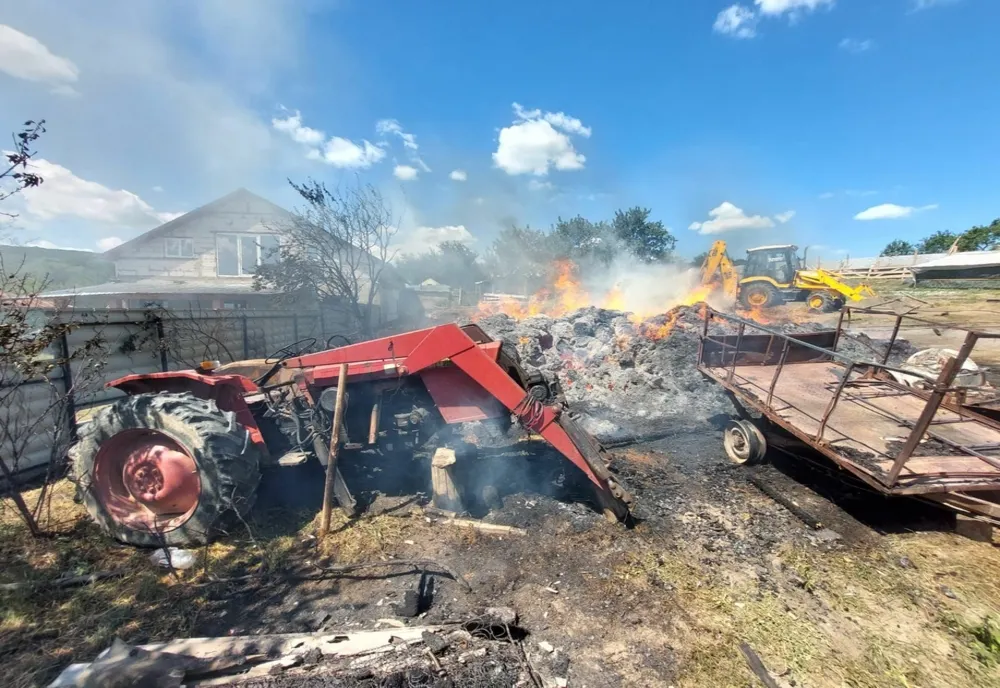 Un tractor și 20 de tone de furaje, făcute scrum de un incendiu