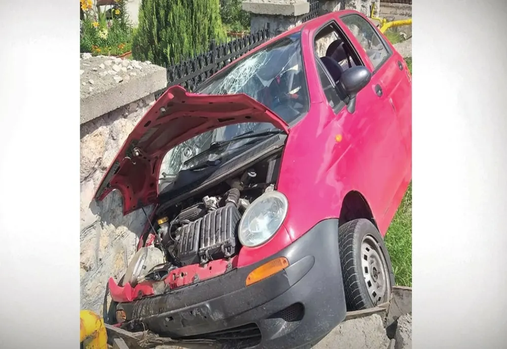S-a oprit cu mașina într-o troiță! ”Șoferul”, băut și fără permis împreună cu 3 pasageri au fugit !