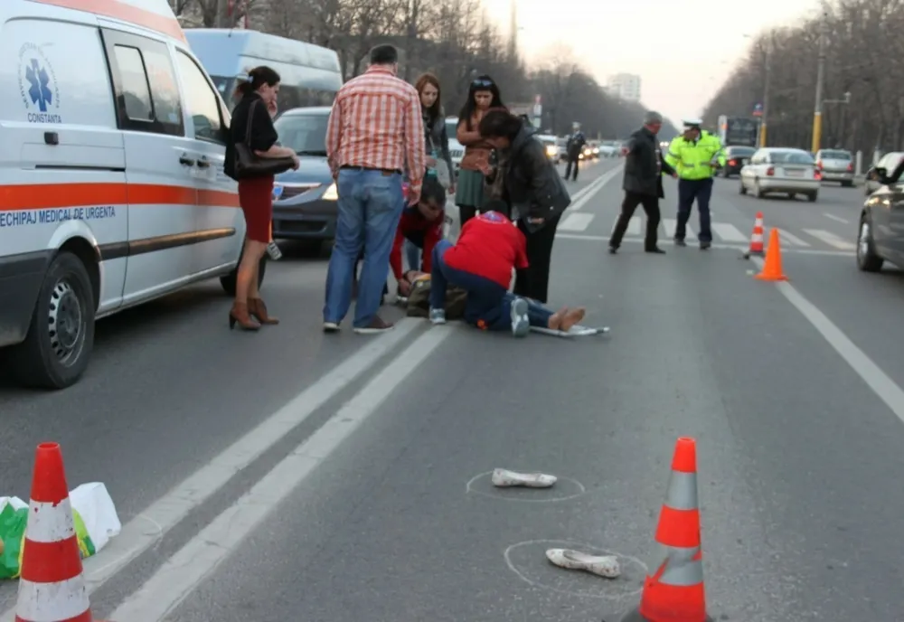 O femeie de 74 de ani a traversat prin loc nepermis și a ajuns la spital