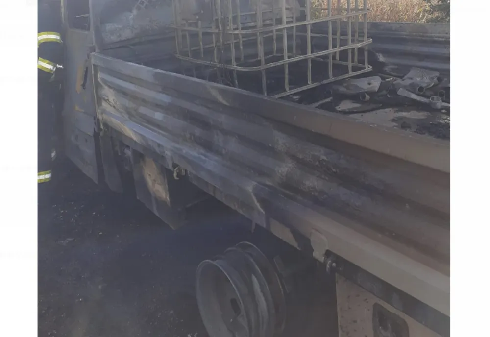 Un bărbat a ajuns la spital după ce mașina pe care o conducea a luat foc în trafic