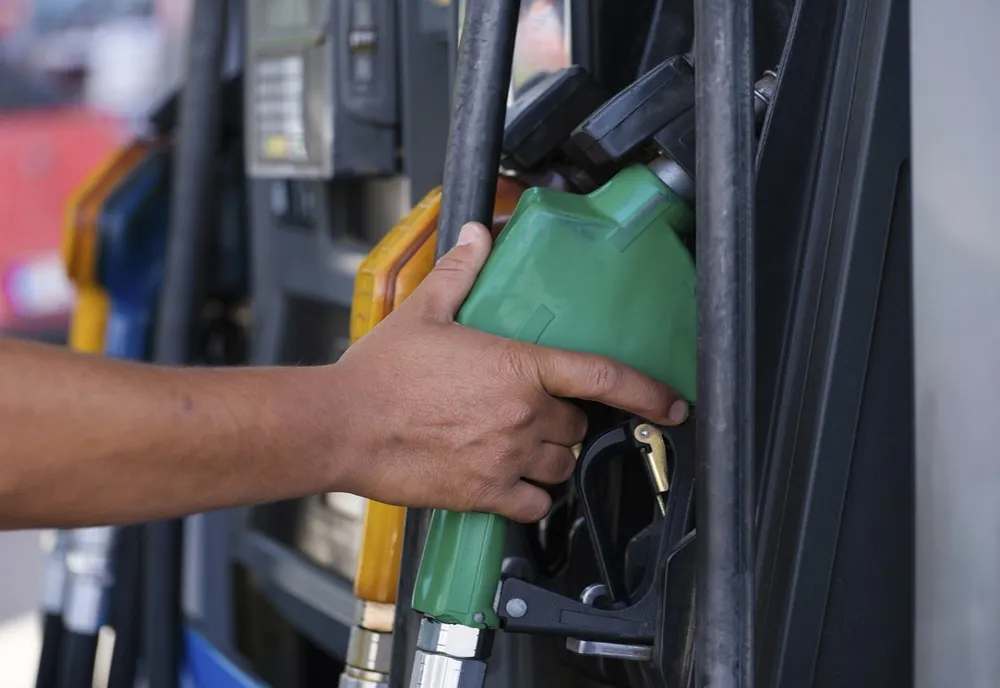 Compensarea cu 50 de bani pe litru de carburant s-ar putea prelungi și anul viitor - Anunțul ministrului Virgil Popescu