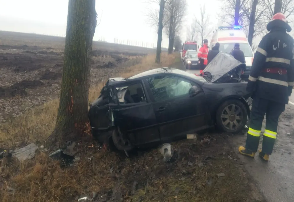 Un tânăr a trecut pe lângă moarte după ce s-a izbit cu mașina de un copac