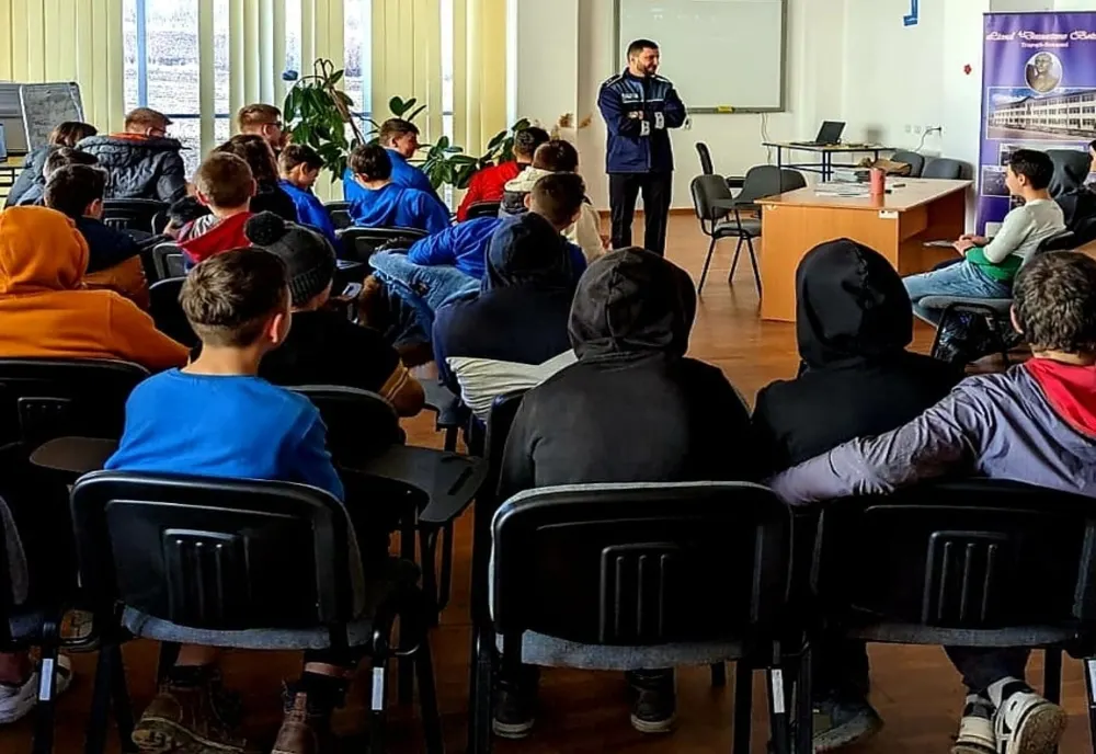 Elevii, puși în gardă de polițiști despre cum să treacă peste pericole