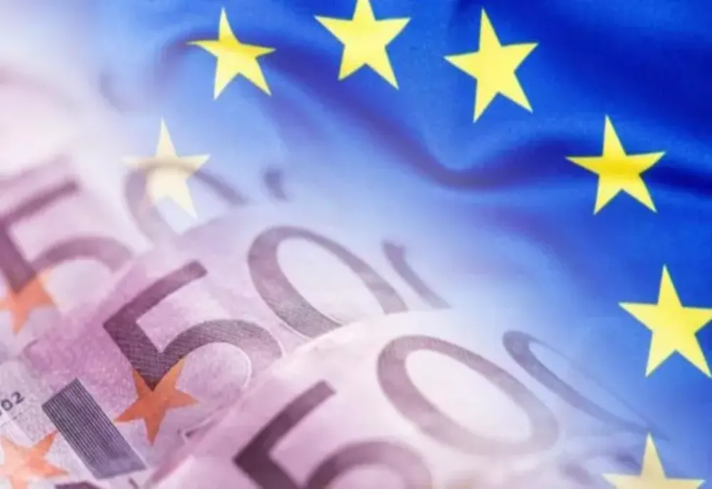 Românii care locuiesc la casă pot primi 2.000 de euro de la stat