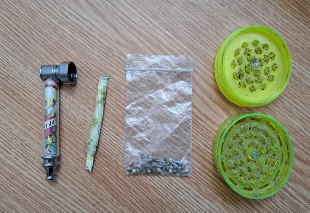 Țigară și semințe de cannabis depistate la intrarea în țară