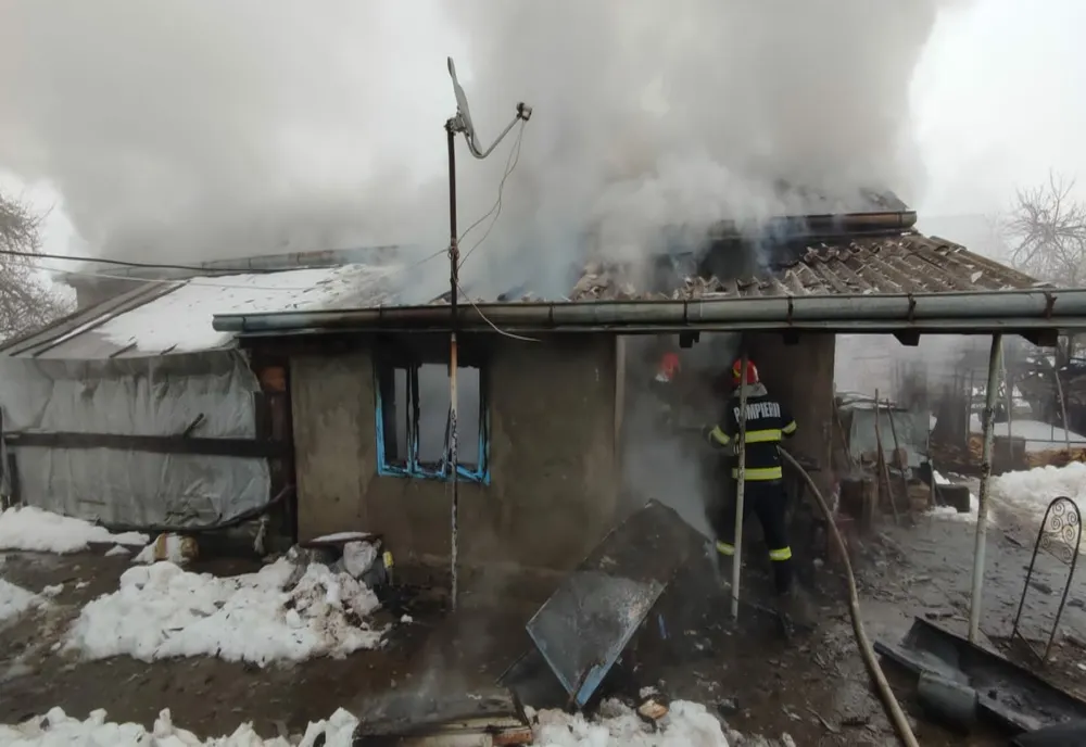 Jarul căzut dintr-o sobă a distrus o bucătărie de vară